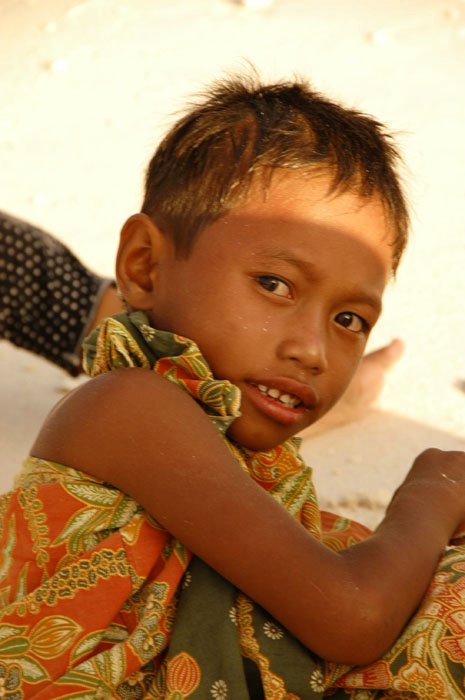 anak di pantai, lihat sarungnya