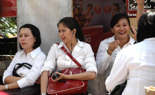 mba2  kantoran yg nungguin makanan