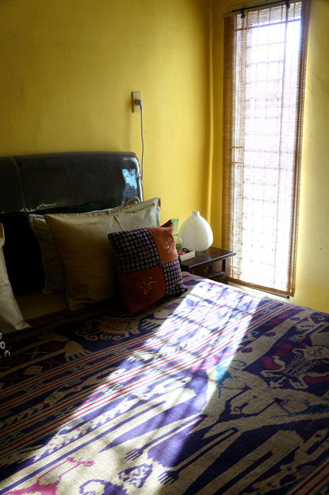 Kain tenun Lombok untuk penutup tempat tidur