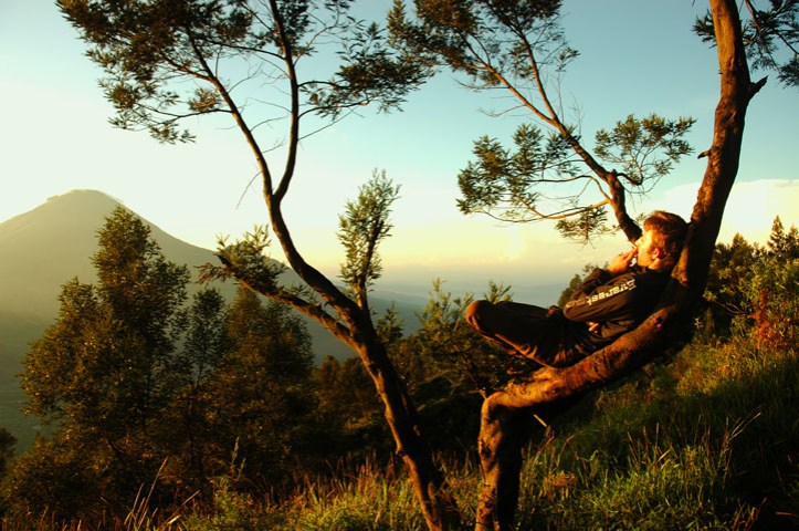si jupri yang dari datang sampai kami turun nongkrong trus di pohon itu. Jupri ini bule aussie yang lagi belajar bahasa di yogya hehe.