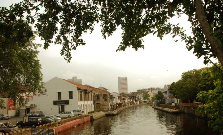 dipinggir sungai, di dekat jalan ini ada satu restoran hainan yang super duper yummy