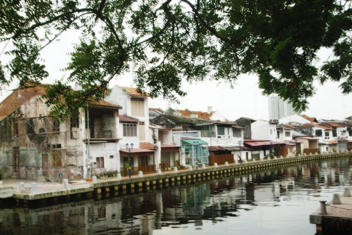 perumahan pinggir sungai