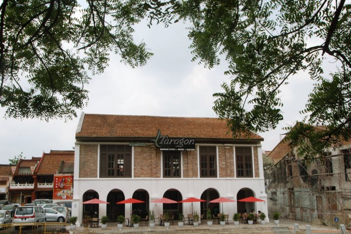 salah satu gedung tua di pinggir sungai