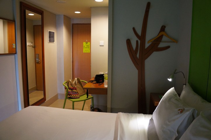 kamar dengan kaca super gede dan meja kecil