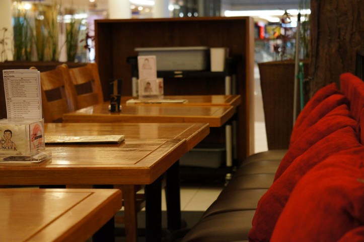 ada sofa menul-menulnya juga