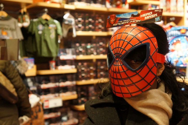 pinjem topeng di toko disney haha (gak modal)