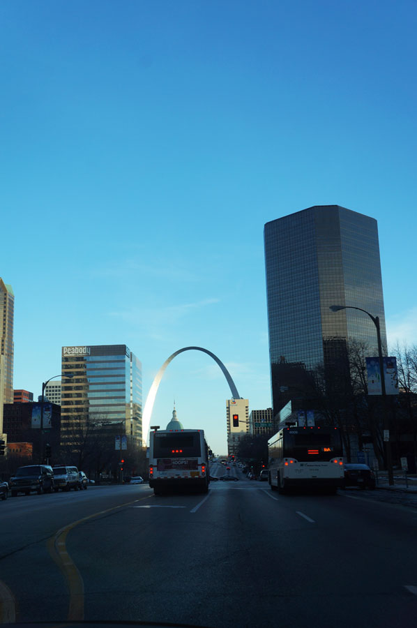 the arch dari kejauhan (diambil dari dalam mobil)