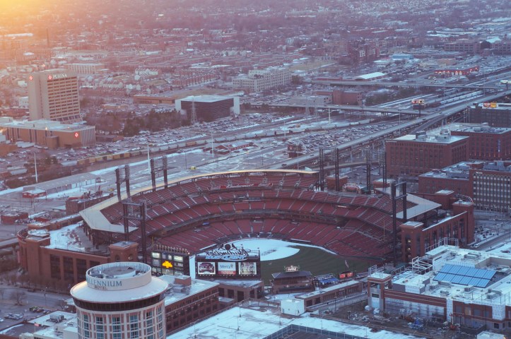 Busch Stadium. Stadium ini penting banget nih buat orang2 yang suka olahraga haha