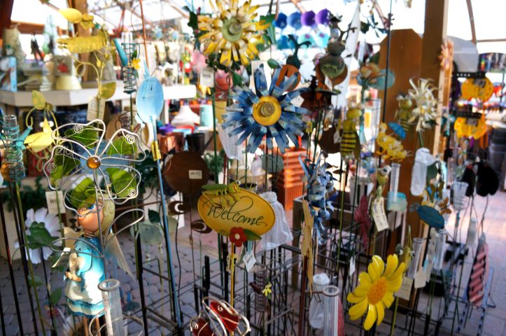 hiasan-hiasan dii taman kali ya