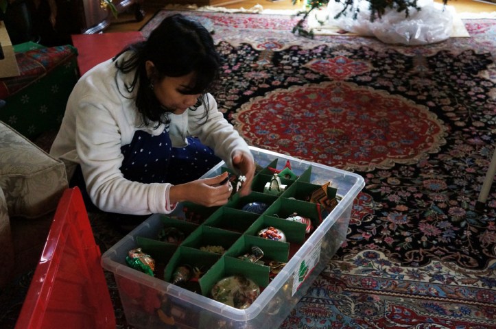 siap-siap menghias pohon