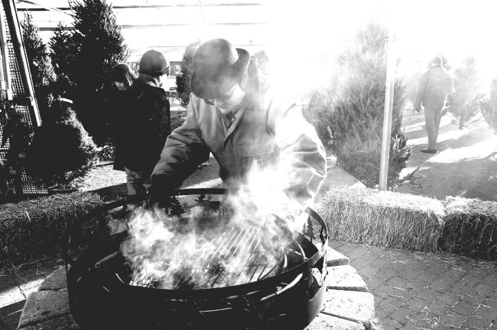 Owner x'mas tree shop yang lagi manggang chestnut :)