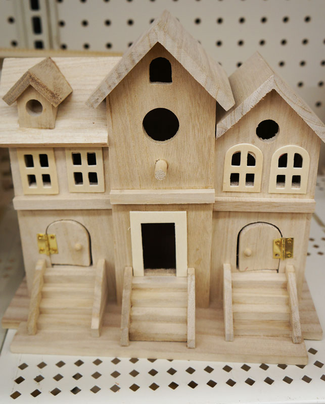 Rumah burung, nantinya kita boleh menghiasnya sesuka hati. Terserah mau dilukis atau mau diapain