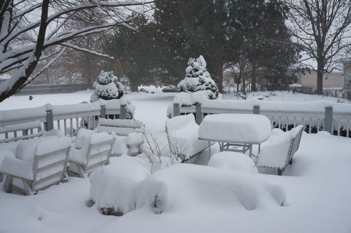 cek perbedaan tebalnya salju dari kemaren malam dengan yang tadi siang jam 2 