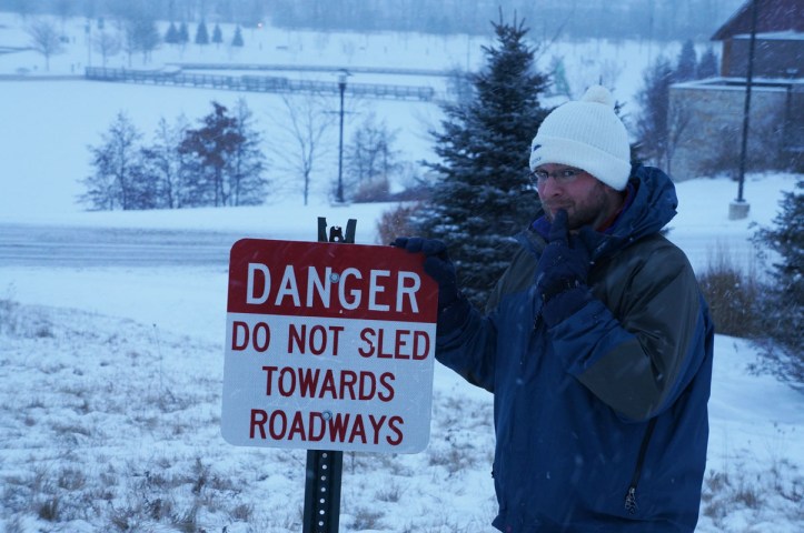 Sebenarnya di bukit yang ini agak bahaya sledding karena langsung ke jalan dan danau tapiiiiii ini bagian paling seru dari bukit, sehingga kita semua pada bandel deh haha