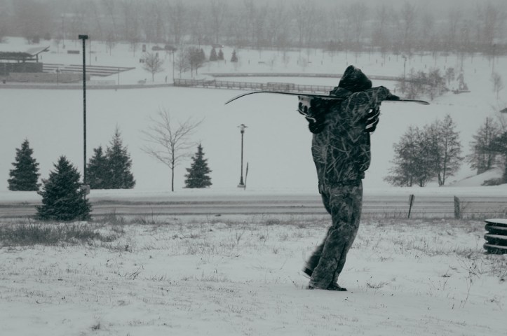 Ada yang nekat sledding sambil berdiri