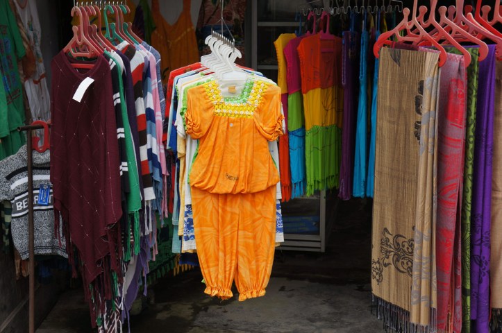 Ketinggalan baju, beli aja di pasar :)