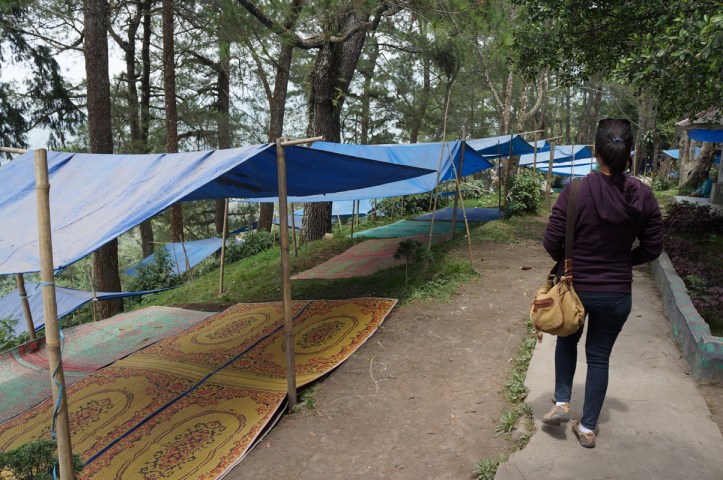 Deretan tenda yang disewakan