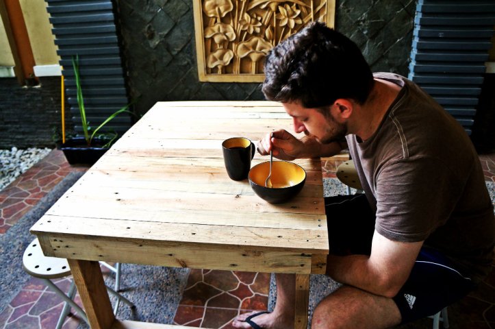 Gak sabaran belon kelar langsung dipake buat sarapan pagi mejanya