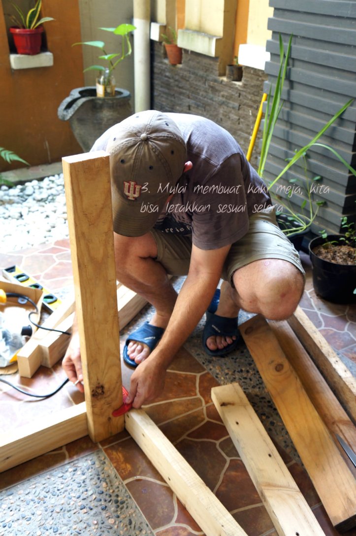 Setelah frame selesai, mulai pasang kayu satu persatu