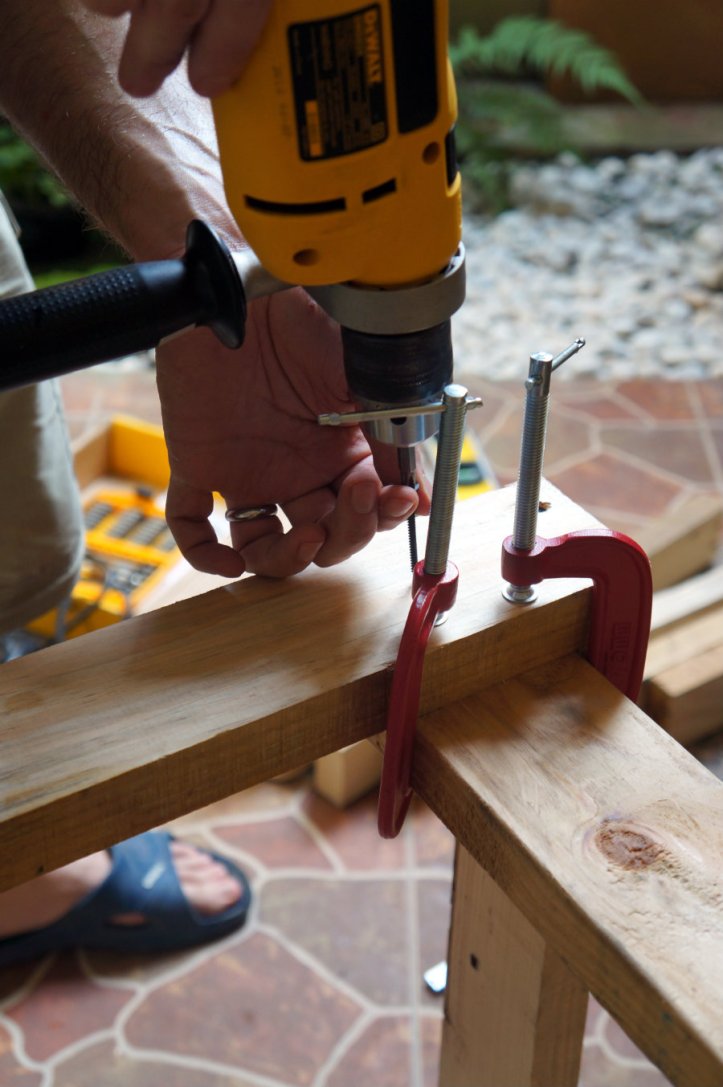 Masih dengan bantuan clamp, sehingga Matt gak perlu bantuan saya buat megangin kayu