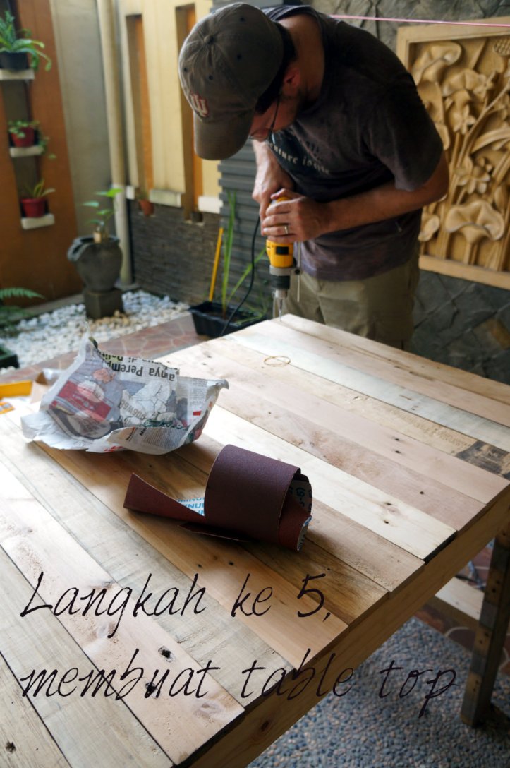 langkah ke 5, menyusun table top. Sesuaikan dengan selera kalian untuk pilihan motif kayu