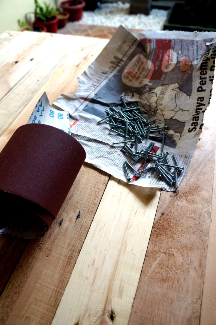 Sebagian mur yang diperlukan. Ketika memasang mur untuk table top, sesuaikan dengan selera. Bisa dengan 2 mur untuk satu kayu atau 1 mur. Kita kemaren pake 2 mur