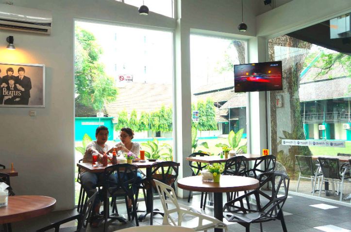 kaca besar yang bikin sinar matahari leluasa masuk