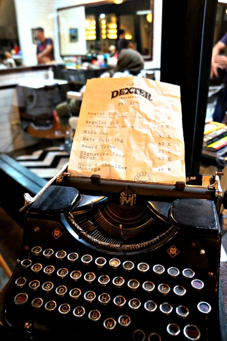 Di belakang mesin tik inilah di barber shop