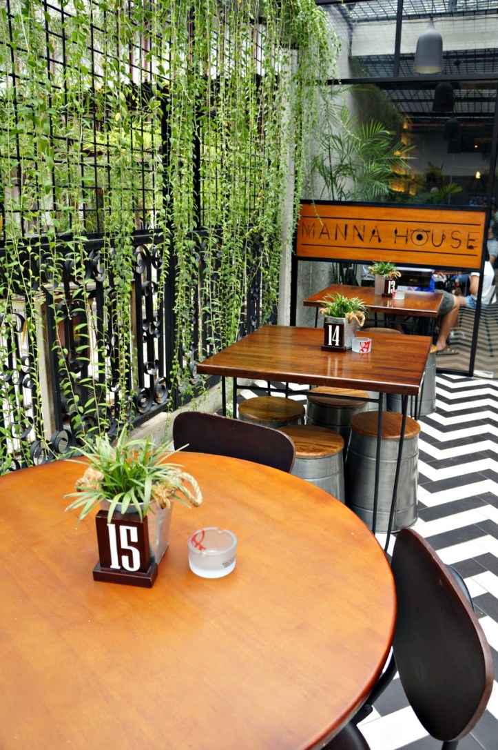 Al Fresco, itu istiah untuk resto yang katanya punya tempat outdoor kayak gini