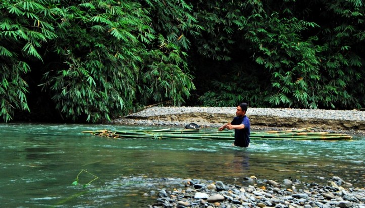 Si bapak pembawa bambu