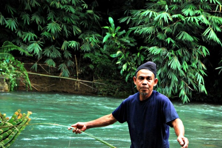 Bapak penghanyut bambu