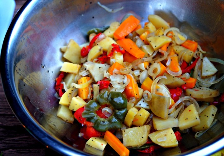 Sumpah veggies ini enak banget. Isinya cuman paprika, wortel, kentang dan bawang bombay yg dikasih butter, olive oil, garam, garlic dan lada hitam trus di panggang.