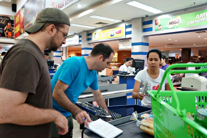 Belanja pagi-pagi di Berastagi supermarket