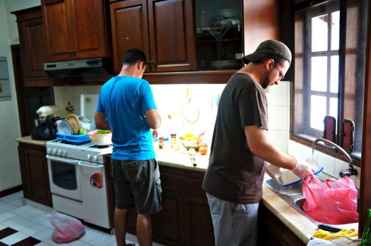 Giliran cowok-cowok kerja bersiin daging