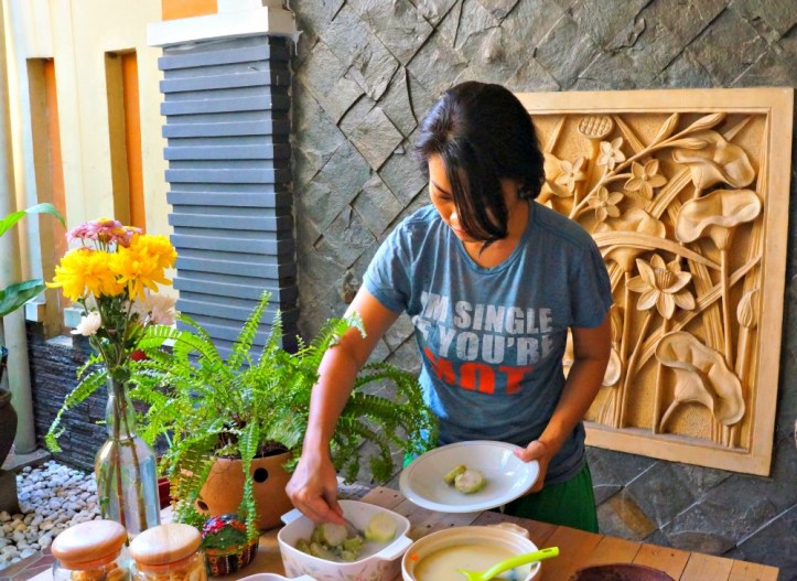 Halaman belakang rumah yang lumayan banget dipake untuk makan2 siang itu :)