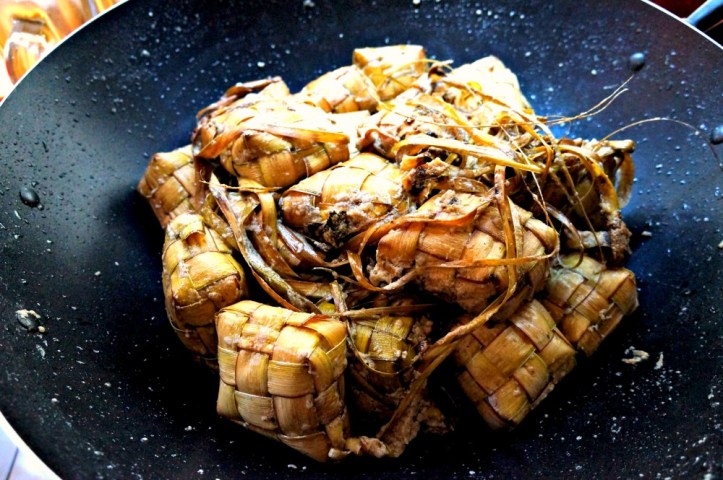 Ketupat Ketan yang dimasak dengan santan