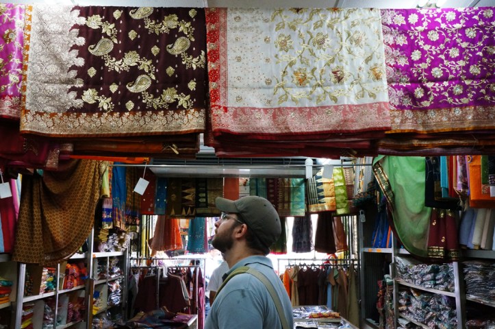 Matt diantara kain sari