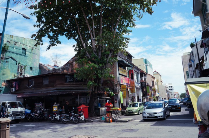 Persimpangan di Little India. Kota ini lumayan ramah penjalan kaki, sedikit sepi, jarang ada suara klakson, gak ada tukang parkir. ahhhhh