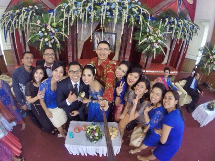 Tongsis eksis di kawinan :)