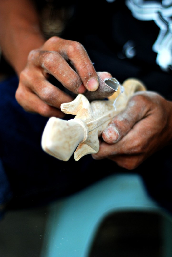 Pemahat di pasar Ambarita