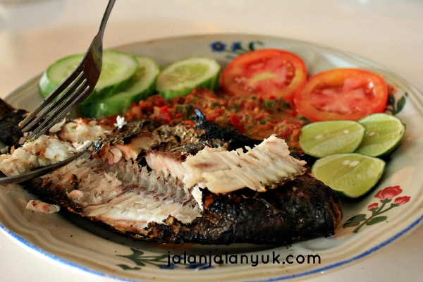 Ini bukan dari Elios, saya gak pernah foto ikan bakar disini karena selalu makan malam2. Foto saya pinjem dari Jalanjalanyuk.com