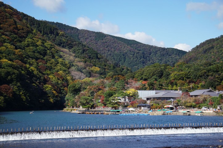  “DESIGNERS WANT ME TO DRESS LIKE SPRING, IN BILLOWING THINGS. I DON’T FEEL LIKE SPRING. I FEEL LIKE A WARM RED AUTUMN.” —MARILYN MONROE Arasiyama dekat dengan jembatan