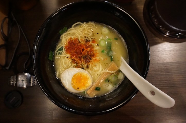 Ramen yang dengan sedihnya cuman bisa dimakan dengan telur karena waiters-nya gak ngeh soal pork hiks