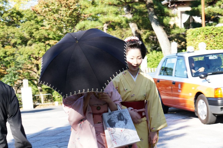 Angkat payung ogah di foto :)