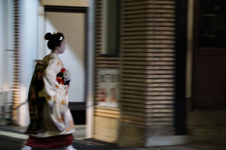 Lari terbirit-birit ditungguin banyak photographer. Kefoto sama saya karena kita lagi duduk nongkrongin antrian restoran.