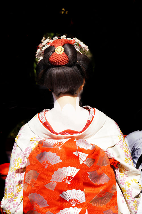 Tanda V di leher itu menurut yang saya baca artinya semakin panjang bentuk V-nya kebawah berarti sang Geisha semakin provokatif. 