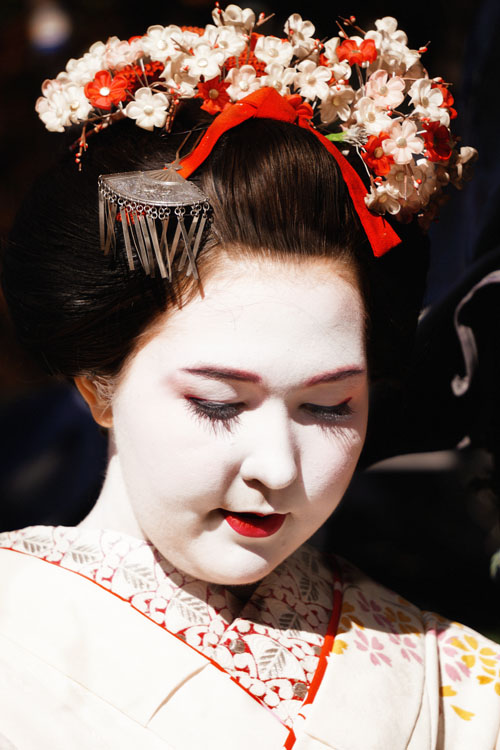 Soal Rambut yang tersanggul rapi sampai membuat saya penasaran gimana caranya mereka tidur, Geisha kadang memakai wig atau  rambutnya di bentuk dengan cara me-wax agar lebih mengembang. dan yang perlu dihindari adalah terlalu sering mencuci rambut ataupun menyisir rambutnya yg bisa mengakibatkan kerontokan rambut ataupun rambut tidak dapat mengembang. Mereka cuman keramas 2 kali dalam sebulan, huaa..... 