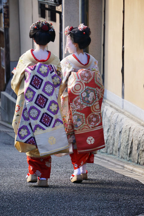 Pakaian mereka ketutup gitu tapi koq bisa tetep keliatan sexy , ya