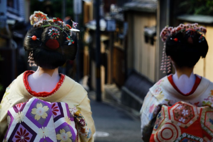 Cek tanda V di leher :)