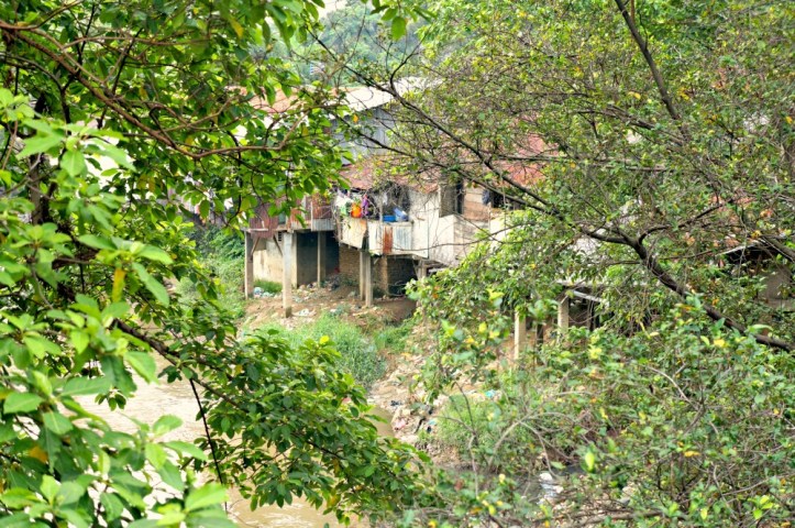 Perumahan di sekitar sungai Deli dekat Sun Plaza. Setiap pagi saya lewat dijembatannya dan selalu penasaran pengen berhenti untuk memotretnya. Kali ini cukup berhasil walau mesti diliatin karena jongkok-jongkok motretnya.